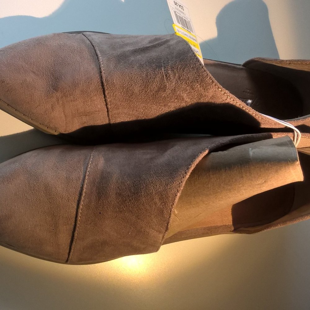 Women's Wenda Microsuede Cut Out Bootie - Picture 4 of 4
